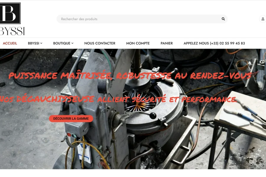 Capture d'écran d'une page web montrant le logo BVYSSI, un menu de navigation et une image de fond représentant un atelier avec du matériel technique et un texte incitatif par-dessus.