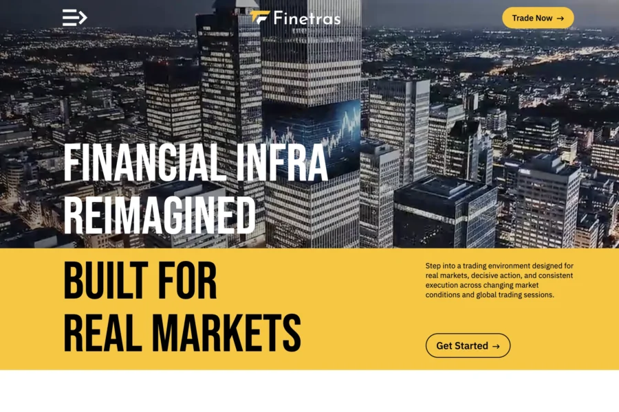 Bannière web de Fintrat affichant une skyline urbaine et le slogan sur l'infrastructure financière.