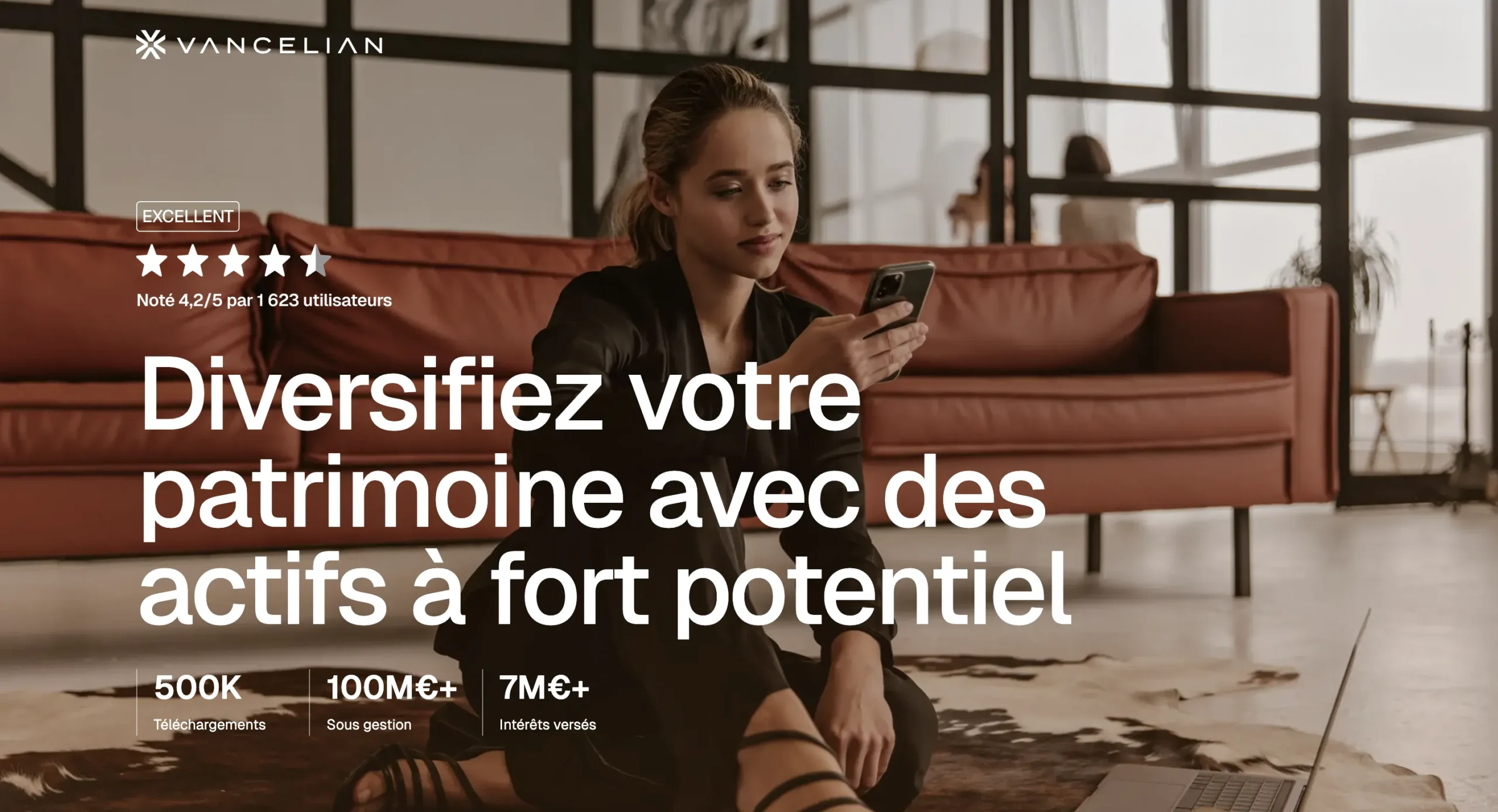 Une femme tient un smartphone devant un canapé brun avec le logo et le slogan prometteur de Vancellian superposés à l'image.
