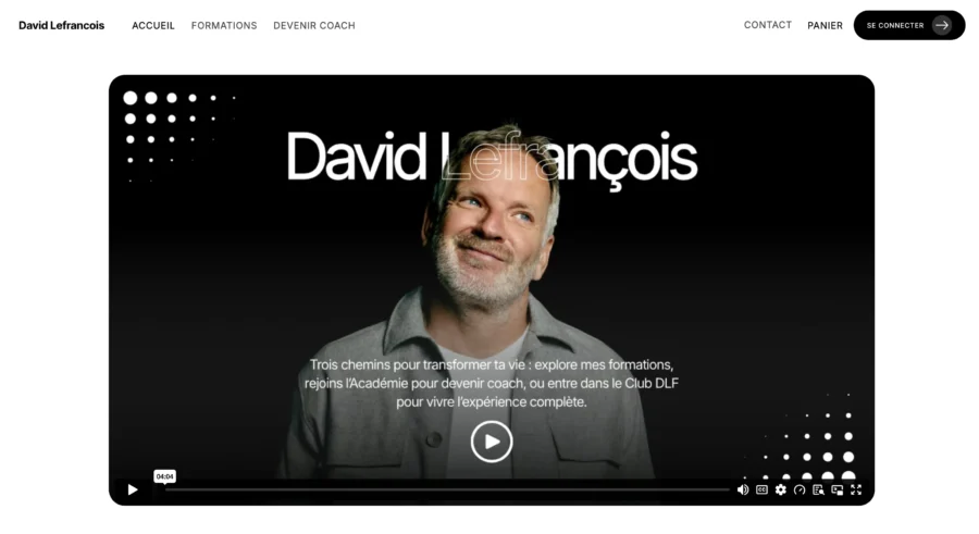 Portrait de David Lacagnac souriant sur une page web présentée en vidéo.