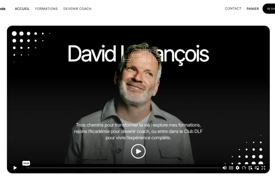 Portrait de David Lacagnac souriant sur une page web présentée en vidéo.