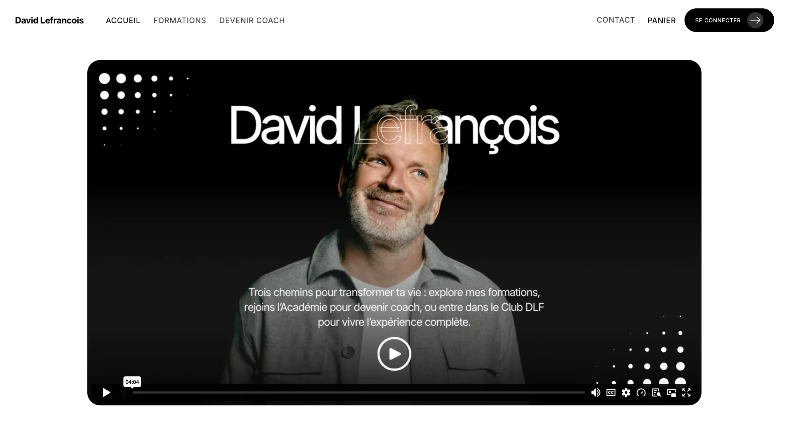 Portrait de David Lacagnac souriant sur une page web présentée en vidéo.
