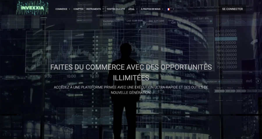 Page d'accueil de la plateforme Invexxia affichant le logo et une annonce promettant des opportunités illimitées sur fond sombre.