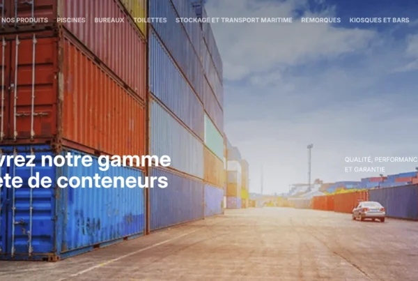 Des conteneaux de transport maritime empilés en plusieurs couleurs sur un site logistique avec une voiture au loin.