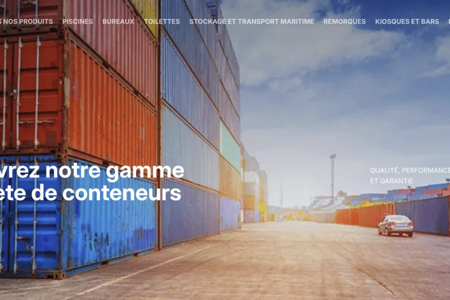 Des conteneaux de transport maritime empilés en plusieurs couleurs sur un site logistique avec une voiture au loin.