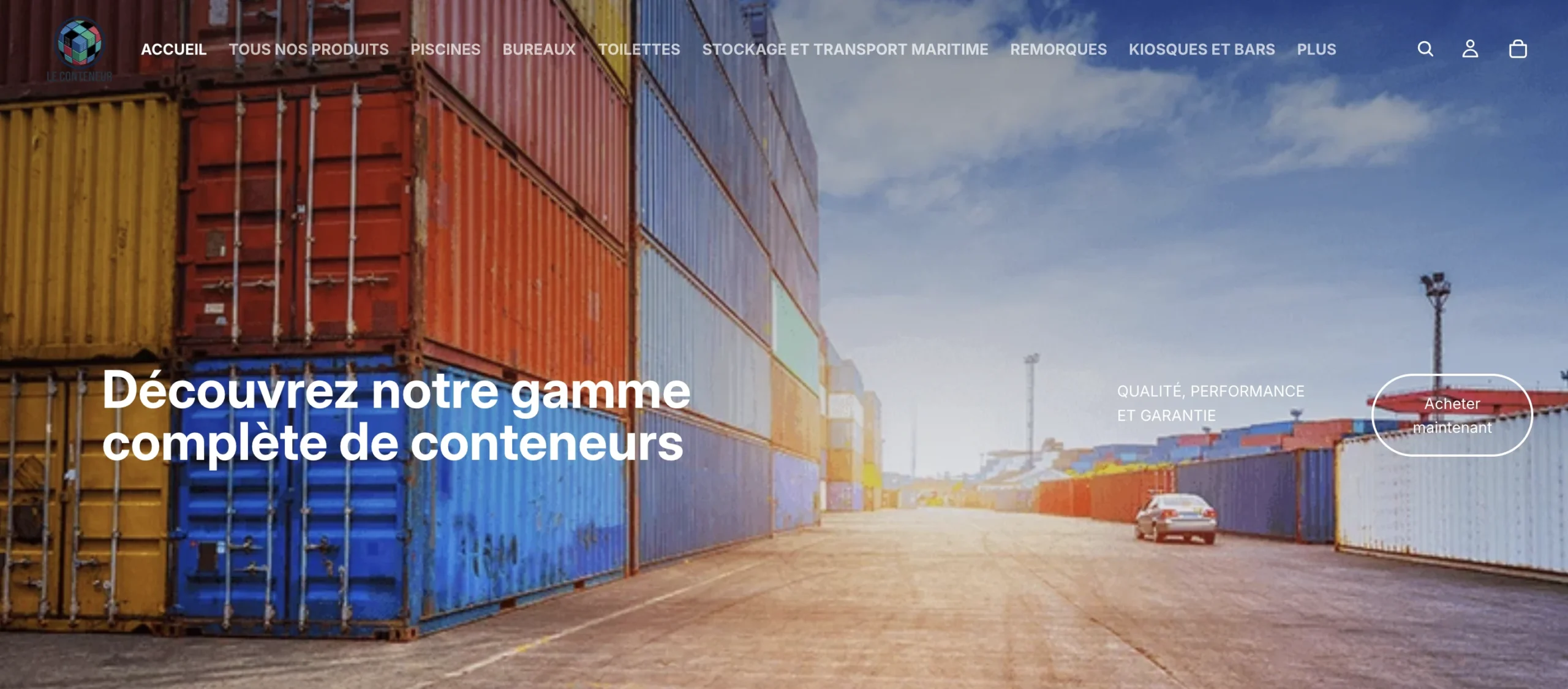 Des conteneaux de transport maritime empilés en plusieurs couleurs sur un site logistique avec une voiture au loin.