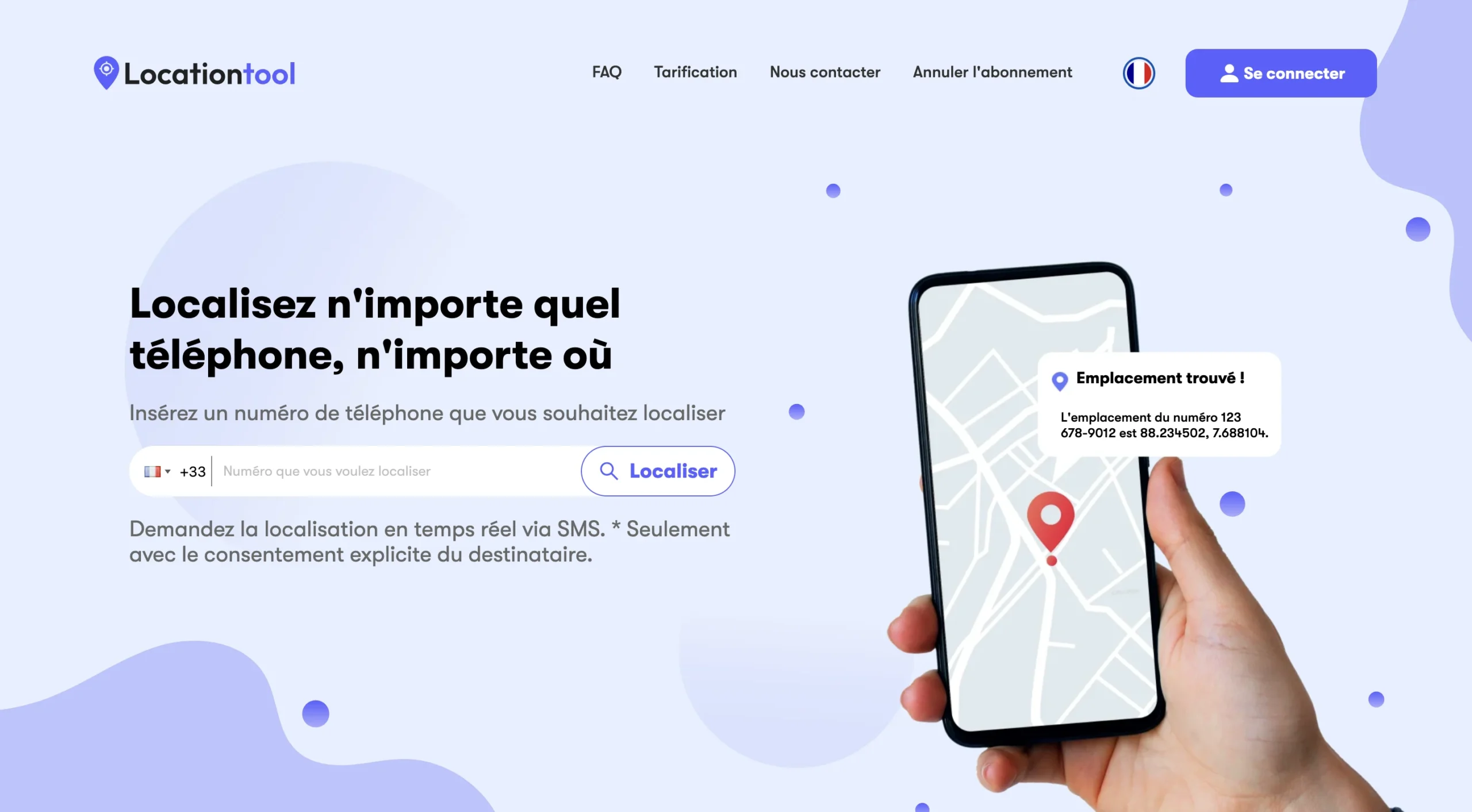 Capture d'un site internet nommé LocationTool promettant de localiser n'importe quel téléphone, illustré par une main tenant un smartphone avec une carte.