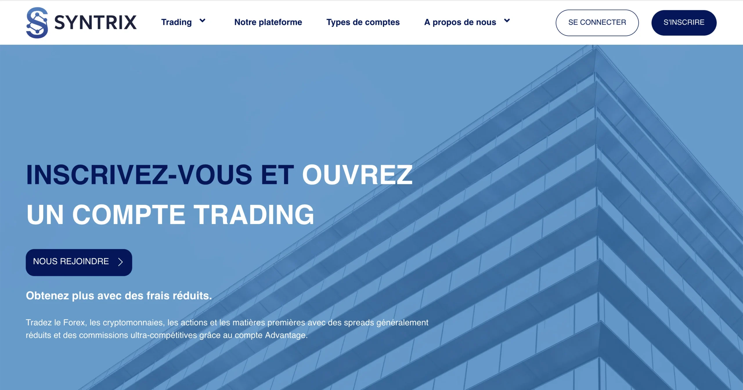 Capture d'écran du site Syntrix incitant à ouvrir un compte trading avec une image de gratte-ciel.