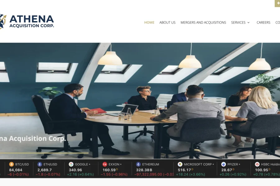 Capture de la page d'accueil du site ATHENA, avec le logo de l'entreprise et une photo d'une réunion en salle de conférence sur le fond. Une barre de données boursières affiche les cours de plusieurs actions en bas.