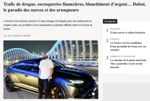 Un homme en chemise blanche se tient debout devant une automobile noire et or de grande taille sur un quai urbain.