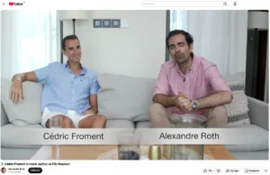Émission télévisée montrant Cédric Froment et Alexandre Roth assis sur un canapé.