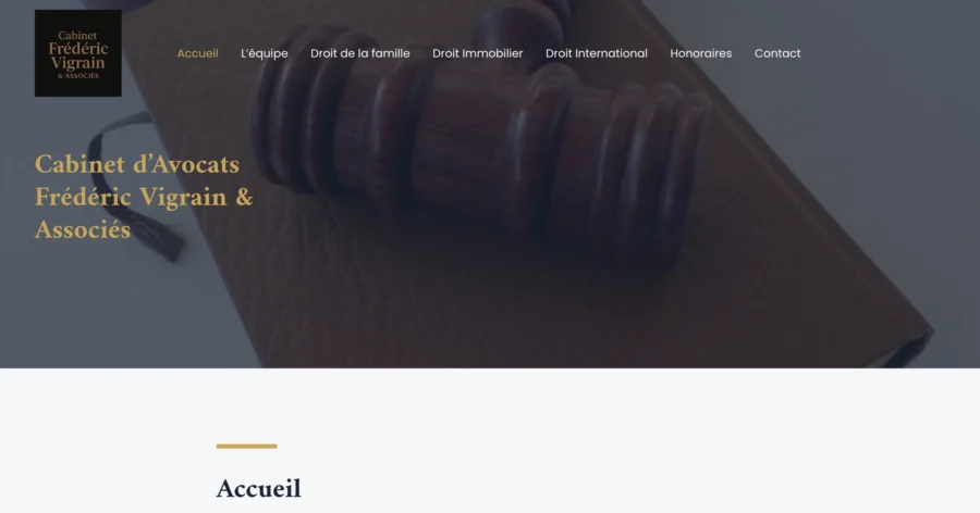 Page d'accueil du site du cabinet d'avocats Frédéric Vigrain et Associés avec un marteau de juge en arrière-plan.