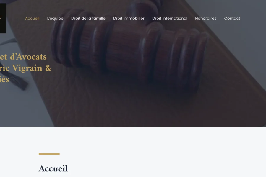 Page d'accueil du site du cabinet d'avocats Frédéric Vigrain et Associés avec un marteau de juge en arrière-plan.