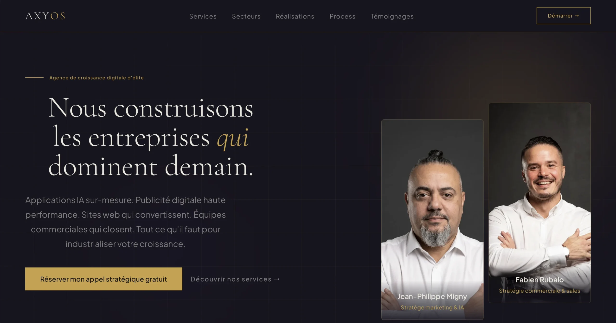 La page d'accueil du site web Anyos présente deux dirigeants et la phrase Nous construisons les entreprises qui dominent demain.