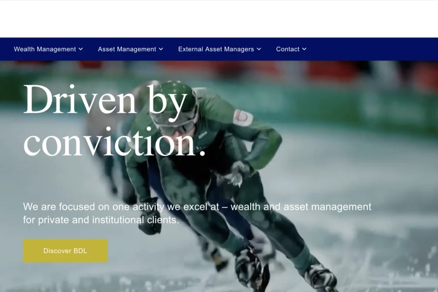 Moteur de moto de vitesse sur une page web avec le slogan Driven by conviction et des menus en anglais.