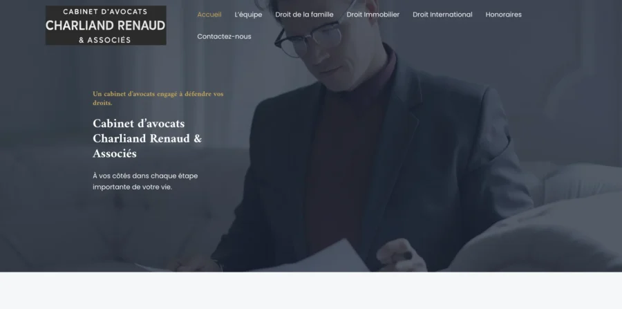 Interface web du cabinet d'avocats Charliand Renaud et Associés affichant un homme en costume et une navigation en français.