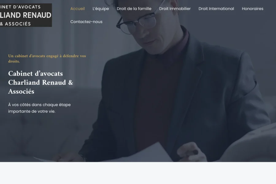 Interface web du cabinet d'avocats Charliand Renaud et Associés affichant un homme en costume et une navigation en français.
