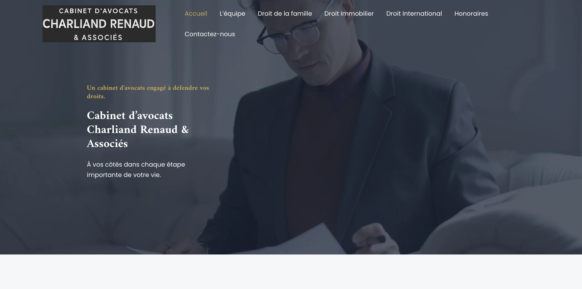 Interface web du cabinet d'avocats Charliand Renaud et Associés affichant un homme en costume et une navigation en français.