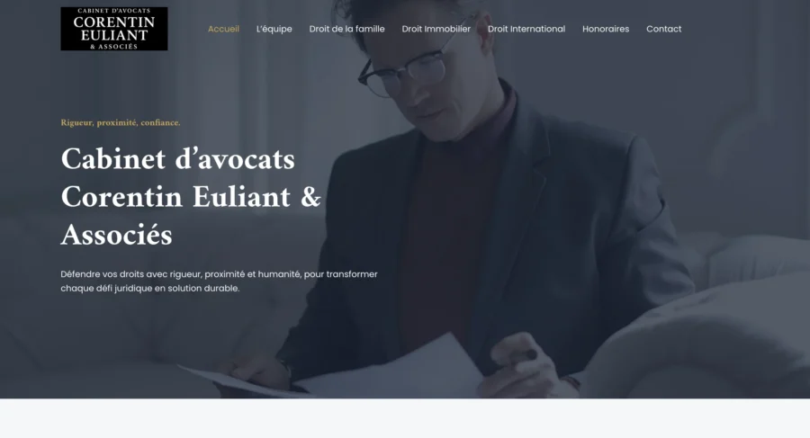 Page du cabinet d'avocats Corentin Euliant & Associés affichant le logo et une photo de travail d'un avocat.