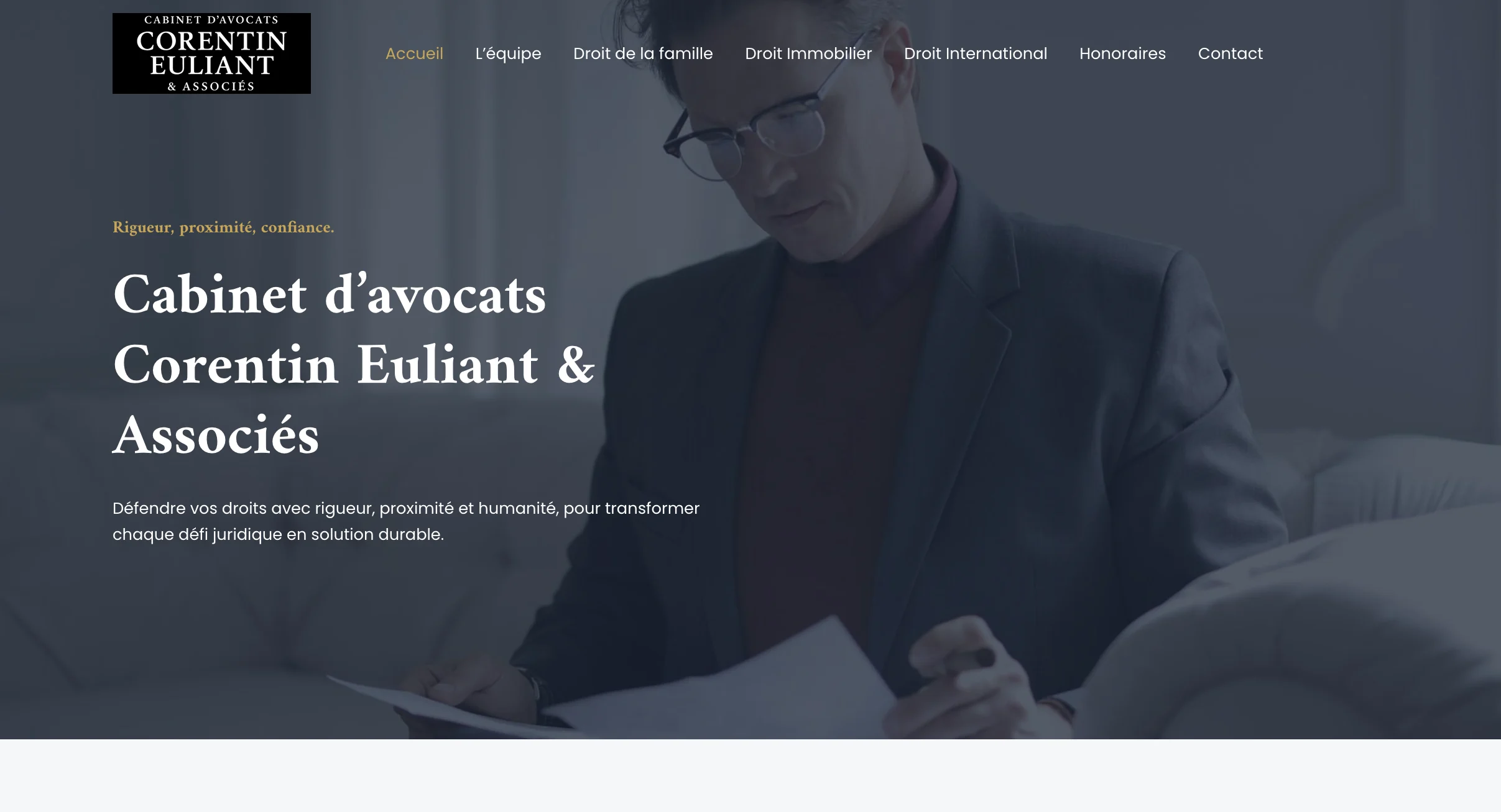 Page du cabinet d'avocats Corentin Euliant & Associés affichant le logo et une photo de travail d'un avocat.