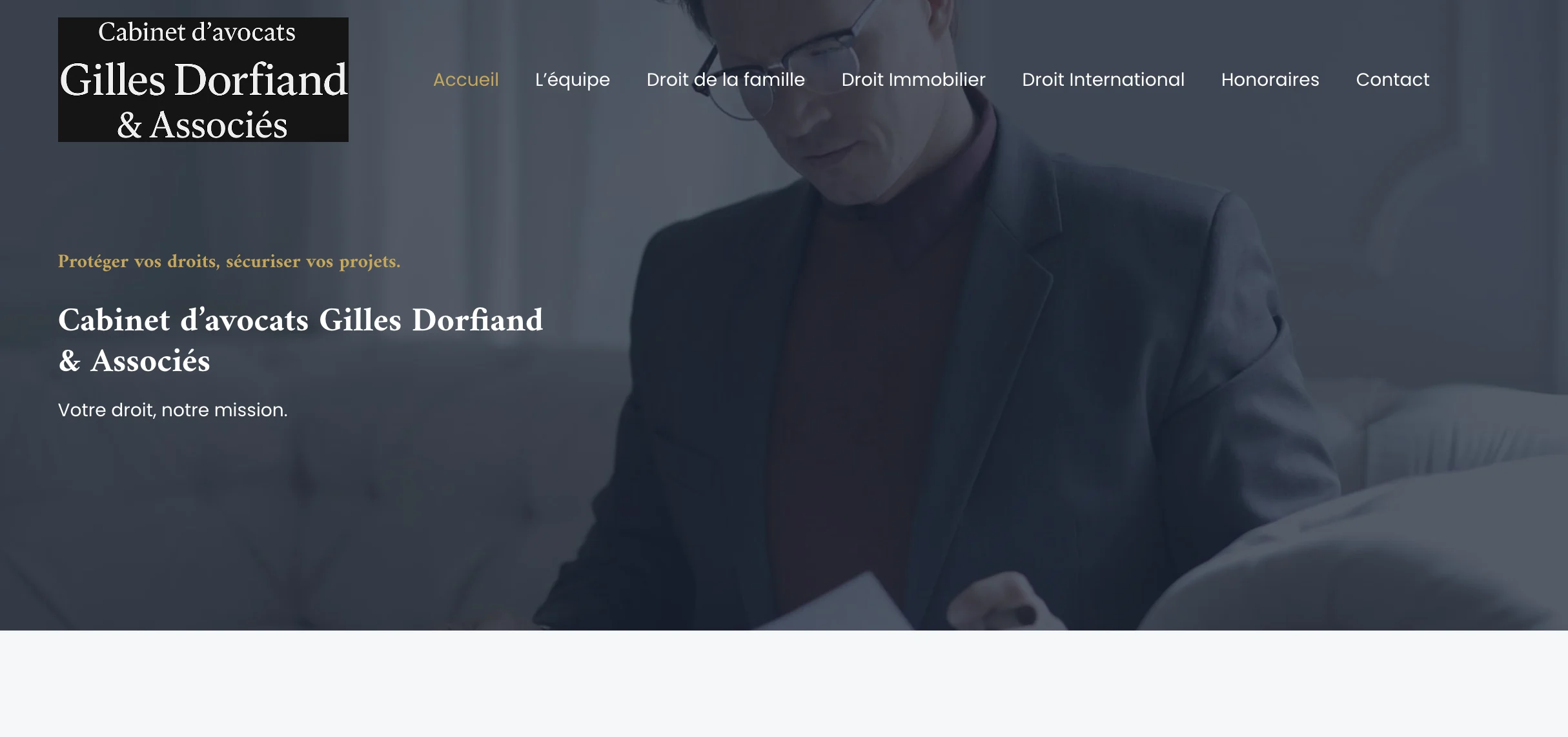 Page d'accueil du site du Cabinet d'avocats Gilles Dorfiand & Associés sur fond photographique sombre.