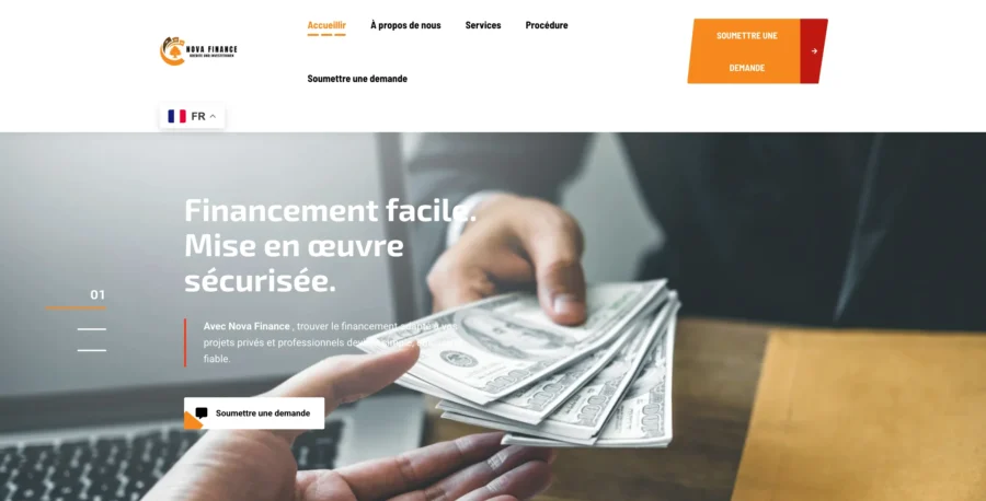 Interface web promouvant un financement facile et une mise en œuvre sécurisée, avec une main réceptionnant un fan de billets.