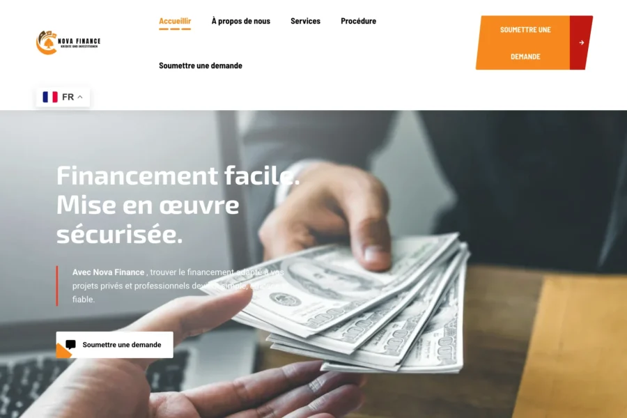 Interface web promouvant un financement facile et une mise en œuvre sécurisée, avec une main réceptionnant un fan de billets.