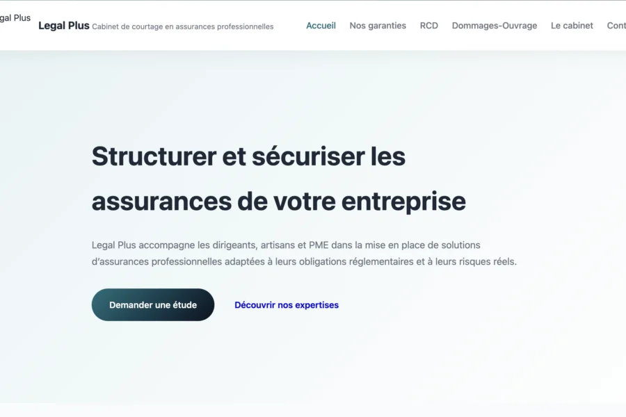Capture d'écran du site Legal Plus présentant des services d'accompagnement pour la structuration et la sécurisation des assurances de l'entreprise.