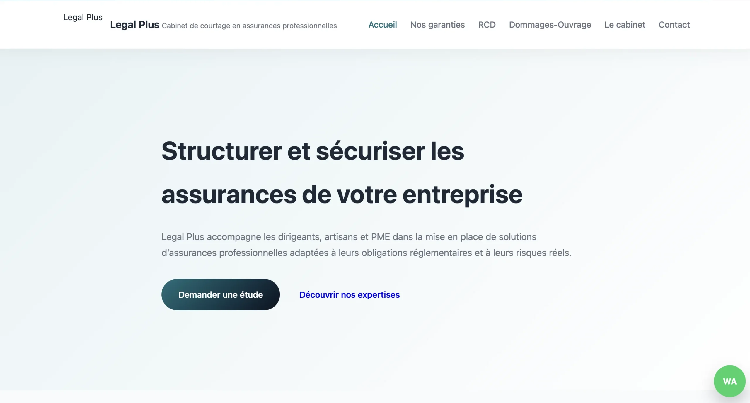 Capture d'écran du site Legal Plus présentant des services d'accompagnement pour la structuration et la sécurisation des assurances de l'entreprise.