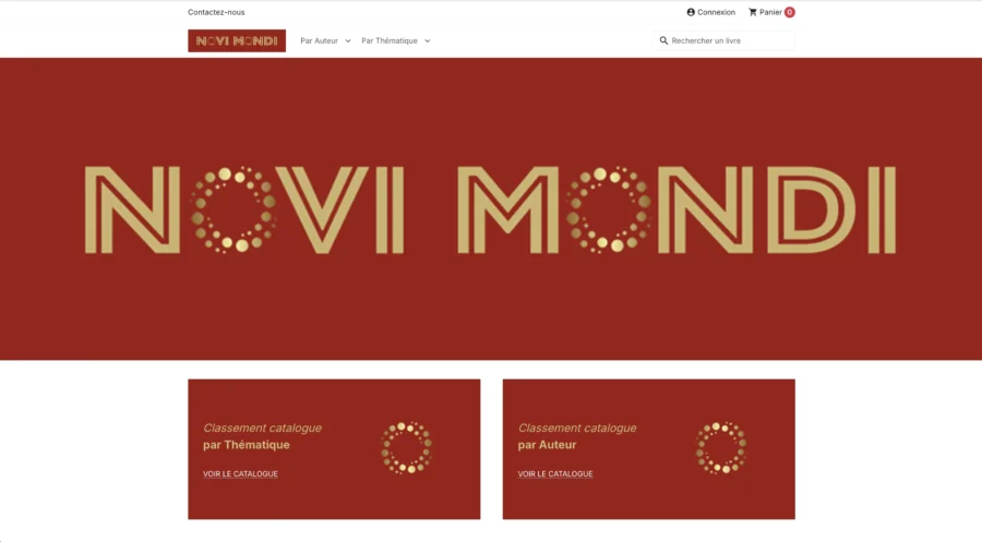 Logo Novi Mondi en lettres dorées sur fond rouge avec des éléments graphiques circulaires.