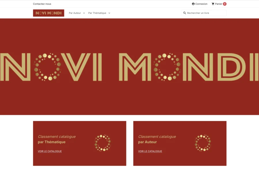Logo Novi Mondi en lettres dorées sur fond rouge avec des éléments graphiques circulaires.