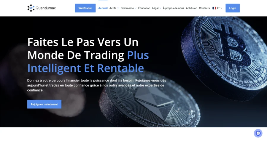 Page d'accueil d'une plateforme de trading avec des pièces de Bitcoin et d'argent au second plan.