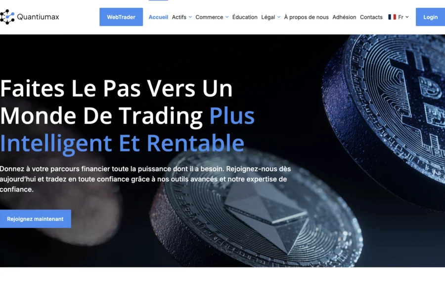 Page d'accueil d'une plateforme de trading avec des pièces de Bitcoin et d'argent au second plan.