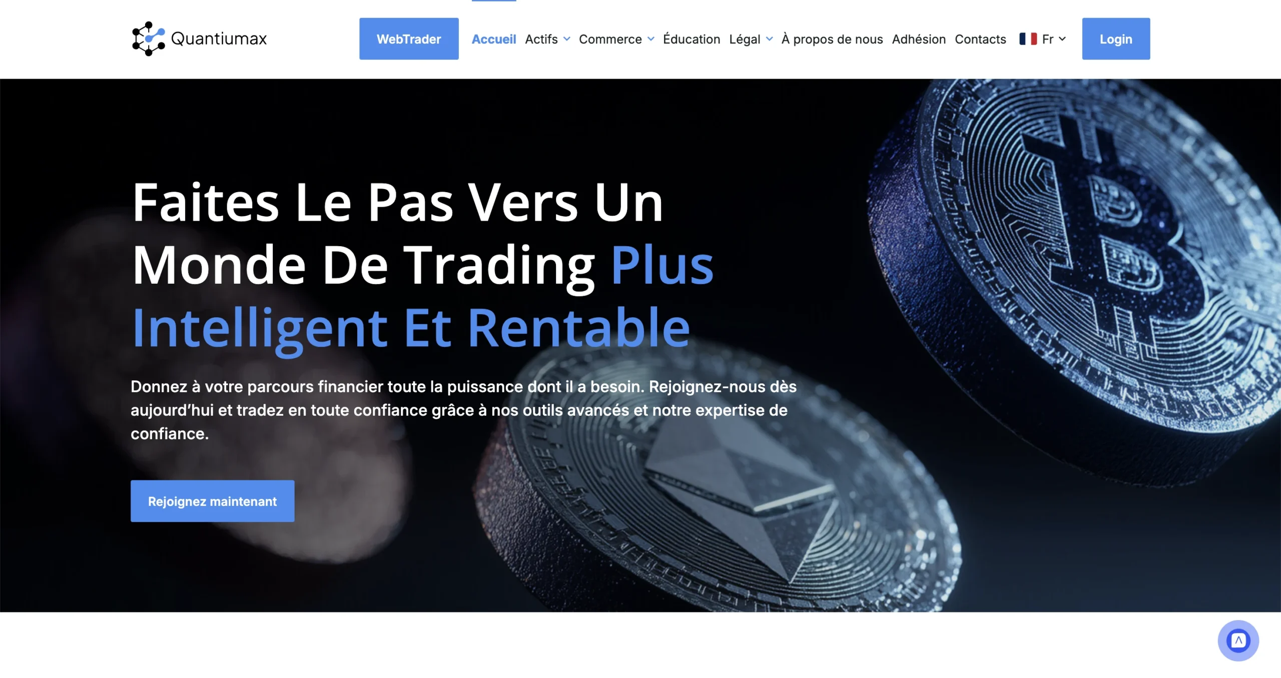Page d'accueil d'une plateforme de trading avec des pièces de Bitcoin et d'argent au second plan.