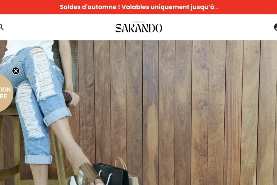 Capture d'écran du site Sakando présentant un jeans délavé et une promotion nommée Mystère sur fond de boisage.