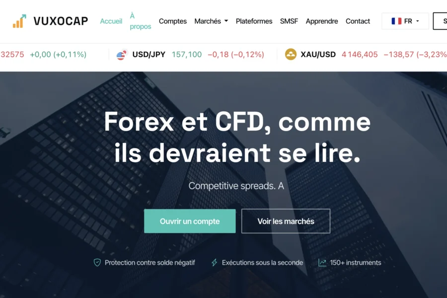 Écran de la plateforme VUUNCAP avec un bandeau des cours de change et une bannière affichant un immeuble de bureaux la nuit.