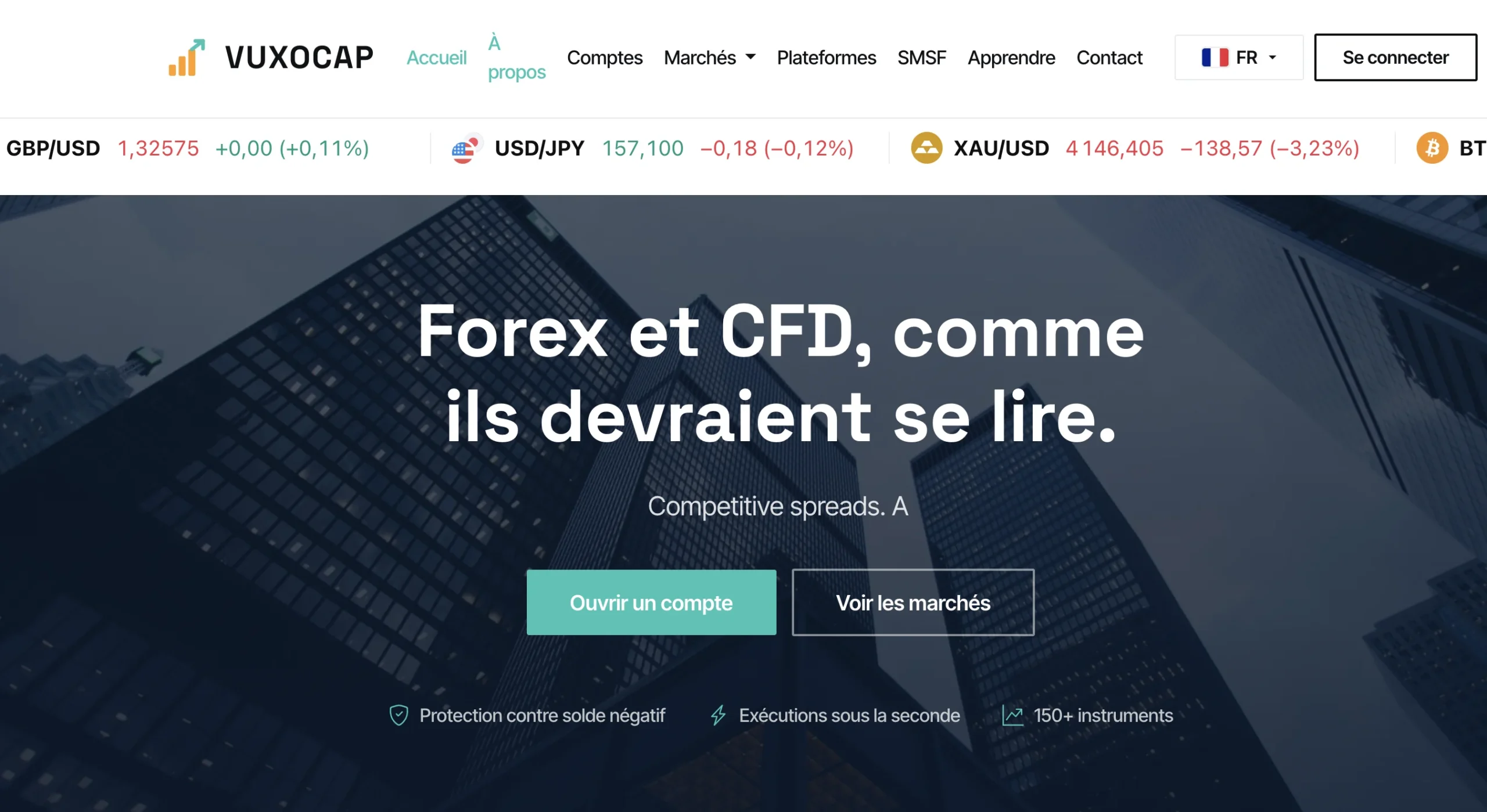 Écran de la plateforme VUUNCAP avec un bandeau des cours de change et une bannière affichant un immeuble de bureaux la nuit.