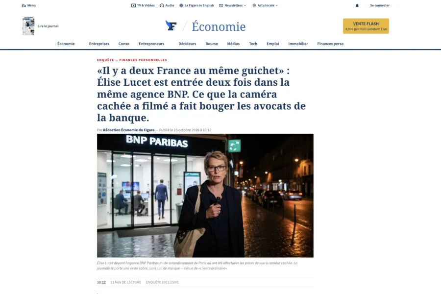 Femme marche devant une enseigne BNP Paribas sur une page web