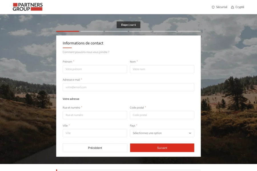 Page de contact d'un site web avec logo PartnerIQ Group formant un formulaire de saisie sur un fond de paysage.