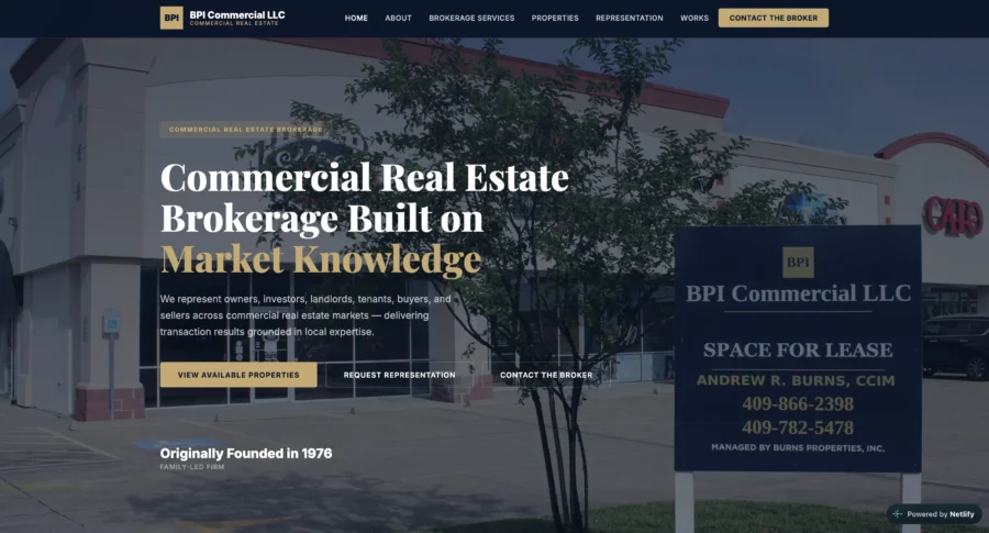 Site web de BPJ Commercial LLC mettant en avant l'immobilier commercial avec une enseigne indiquant que des locaux sont à louer.