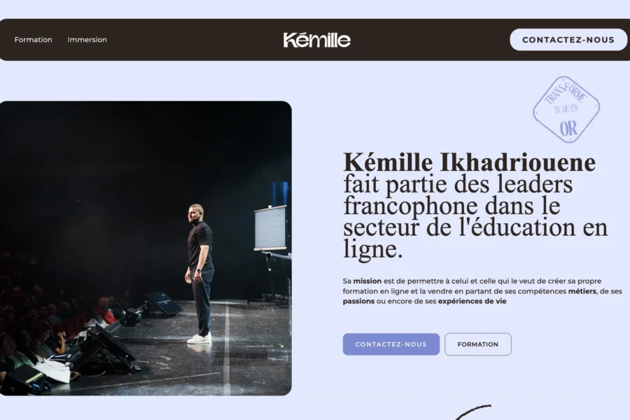Page web Kémilo présentant le profil de Kémille Ikhadriouene avec sa photo de scène et la mention de ses activités dans l'éducation en ligne.