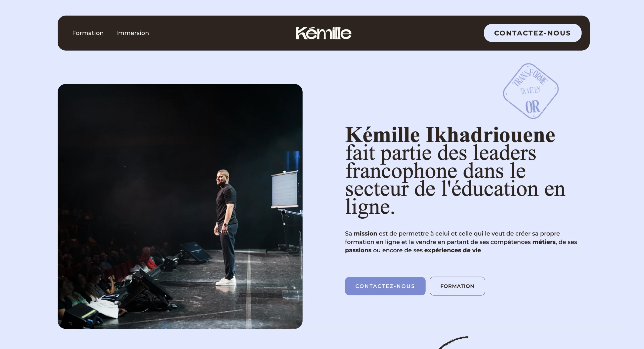 Page web Kémilo présentant le profil de Kémille Ikhadriouene avec sa photo de scène et la mention de ses activités dans l'éducation en ligne.