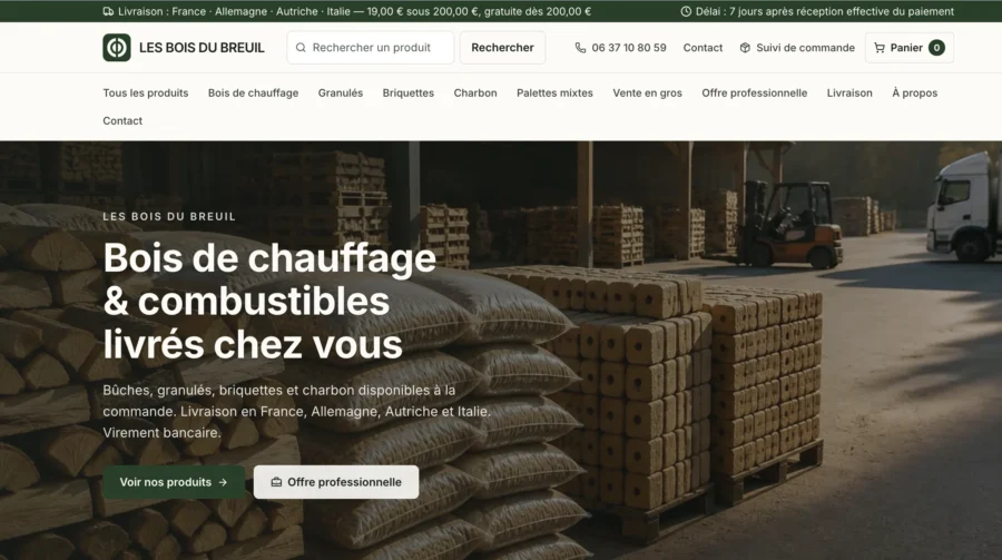 Page d'accueil du site Les Bois du Bueil affichant des bûches sur palettes et un chariot élévateur en entrepôt.