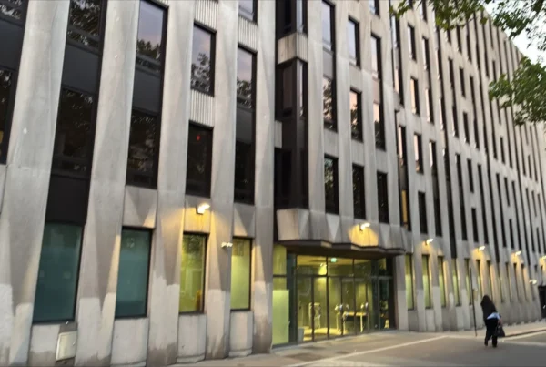 Bâtiment parisien où Warning Trading est intervenu lors du forum CGAP en octobre 2026