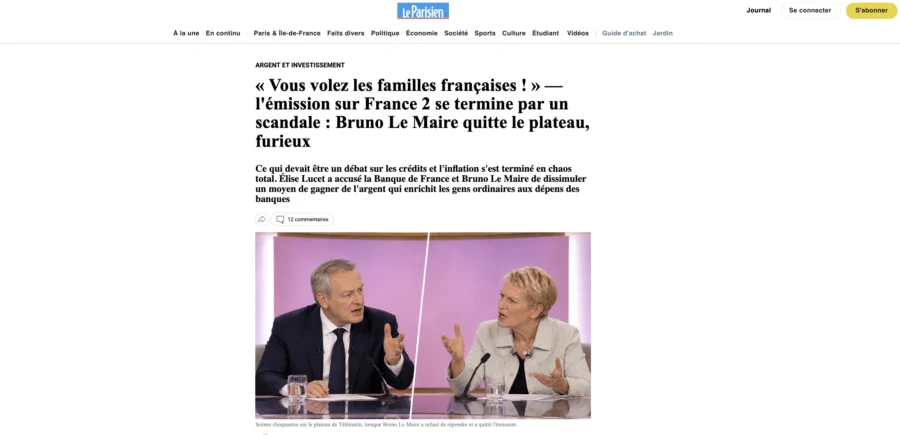 Deux intervenants discutent pendant une émission enregistrée devant un fond pink.